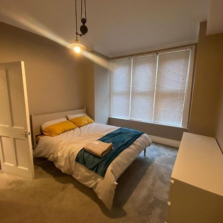 Spacious 2-Bed Apartment London Eksteriør billede