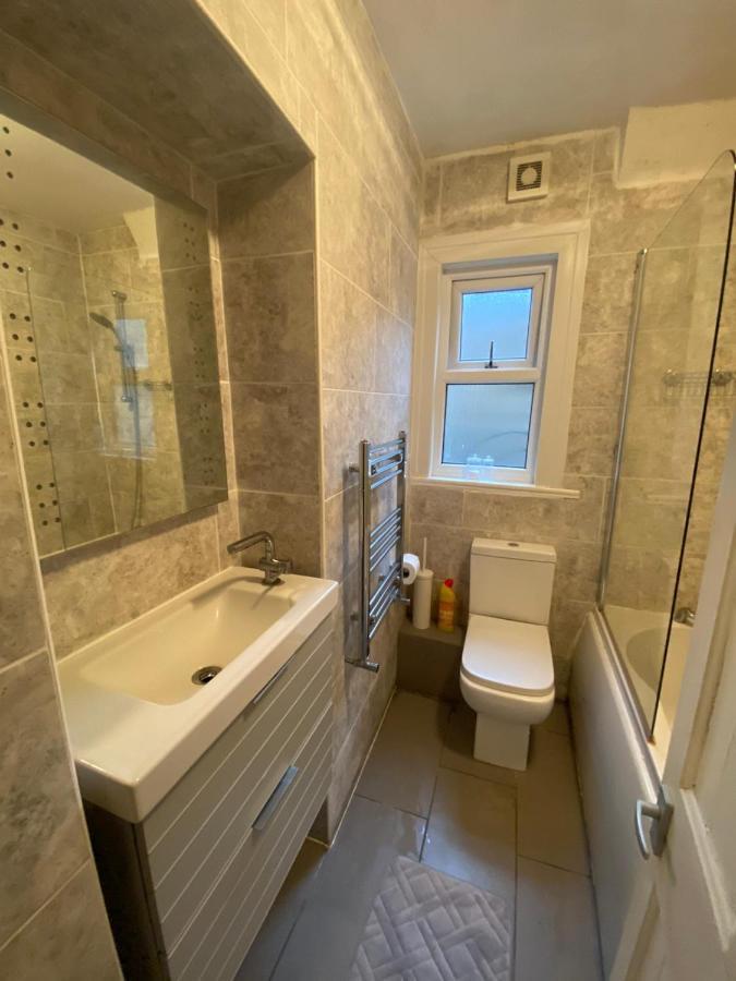 Spacious 2-Bed Apartment London Eksteriør billede
